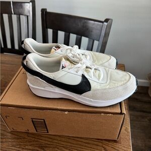 Nike Men’s Size 10 Waffle Debut White and Black Sneakers